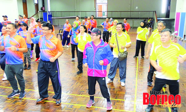  Ewon (dua dari kanan) bersama-sama senamrobik sebelum pertandingan bermula.