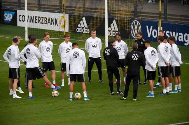  Gambar fail bertarikh 7 Oktober ini menunjukkan pasukan Jerman sedang menjalani sesi latihan menjelang perlawanan persahabatan menentang Argentina di Dortmund, barat Jerman. — Gambar AFP