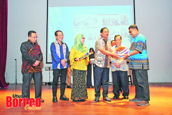  Jaujan (empat kiri) menyampaikan anugerah kepada Naddin ketika di majlis berkenaan.