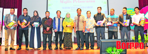  Jaujan (enam kanan) merakamkan gambar kenangan bersama para penerima Anugerah Citra Bahasa.