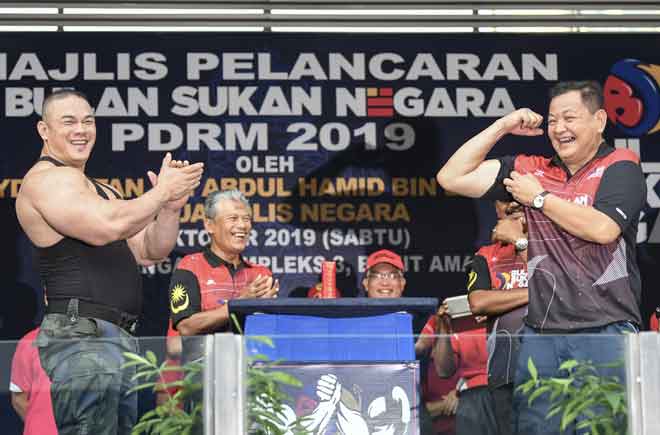  Abdul Hamid (kanan) ketika merasmikan Majlis Pelancaran Bulan Sukan Negara PDRM 2019 di Ibu Pejabat Bukit Aman dekat Kuala Lumpur, semalam. — Gambar Bernama