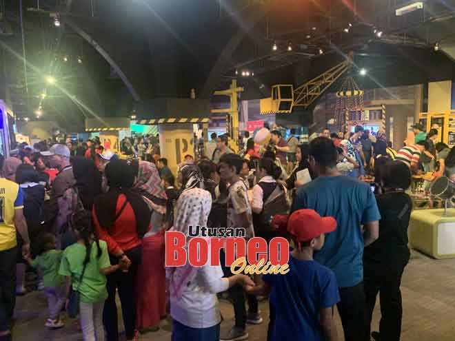  Orang ramai tidak melepaskan peluang untuk menyaksikan pelbagai program sains interaktif pada Festival Sains Petrosains di Dewan Suarah Kuching, semalam.