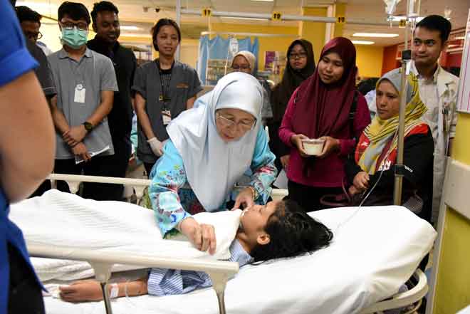  Datuk Seri Dr Wan Azizah Wan Ismail melawat mangsa kejadian letupan belon helium di Hospital Putrajaya semalam.  — Gambar Bernama