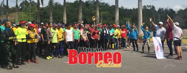  Ting (tiga kanan), Tiong (dua kanan) ketika melakukan upacara pelepasan peserta acara larian SABERKAS Unit Borneo Eco Trek semalam.