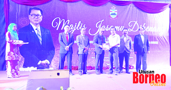  Rosmadi (kiri,tengah) menyampaikan sijil penghargaan kepada antara 100 pesara perkhidmatan awam.
