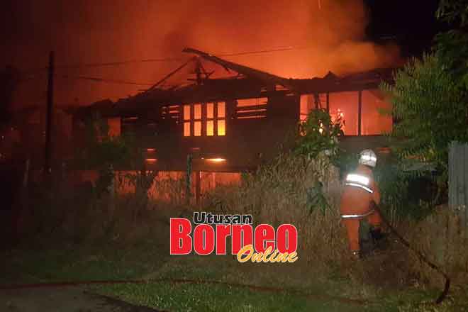  Anggota bomba bertungkus-lumus memadam kebakaran sebuah rumah di Jalan Abdul Rahman, Sarikei malam kelmarin.