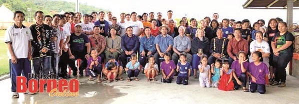  Jamawi bersama penduduk kampung Rundum Highlands merakamkan gambar kenangan bersama rombongan UNDP.