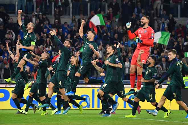  Para pemain Itali meraikan kejayaan mereka selepas tamat perlawanan di Stadio Olimpico, Rom kelmarin. — Gambar AFP