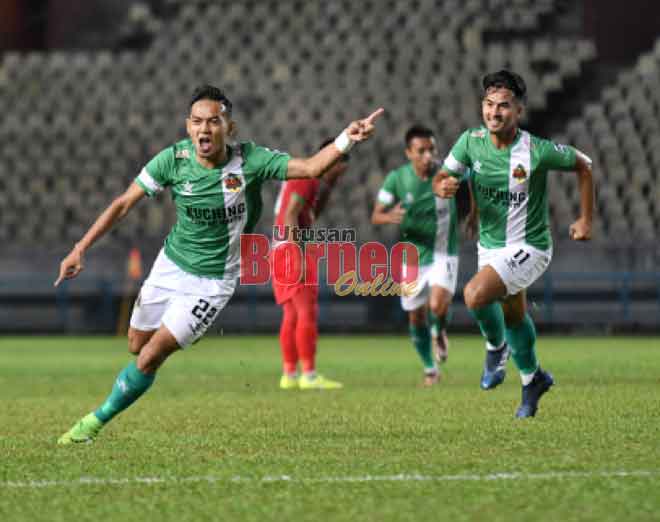  Zainuddin (kiri) meraikan jaringannya pada perlawanan Liga M3 2019 menentang Kelantan United di Stadium Sarawak, malam kelmarin.