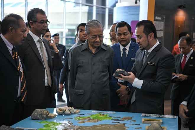  Dr Mahathir mendengar penerangan daripada Pengurus Bahagian Geopark Lembaga Pembangunan Langkawi (LADA) Azmil Munif Mohd Bokhari (kanan) ketika menghadiri Taklimat Pembangunan Pulau Langkawi di Kompleks LADA Langkawi semalam. — Gambar Bernama