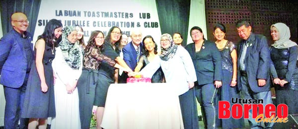  T.C. Lim (tengah) bersama kepimpinan baharu Kelab Toastmaster Labuan.