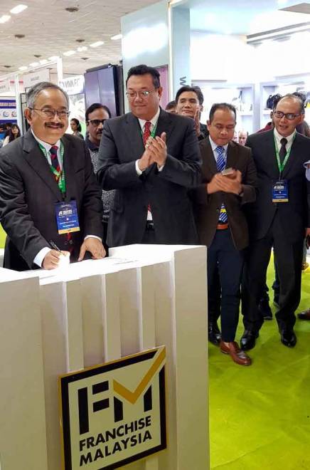  Rostam (kiri) membuat pelancaran semasa mengetuai delegasi Malaysia yang menyertai pameran industri di New Delhi, semalam. Turut kelihatan Hidayat (dua kiri)— Gambar Bernama