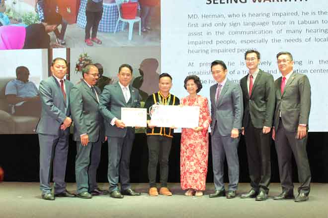  Herman (empat dari kiri) menerima hadiah  RM5,000 serta trofi dan  sijil penghargaan daripada  tetamu kehormat, isteri Perdana Menteri Tun Dr Siti Hasmah Mohd Ali pada majlis Anugerah My Hero 3.0 yang berlangsung di Kuala Lumpur, baru-baru ini.