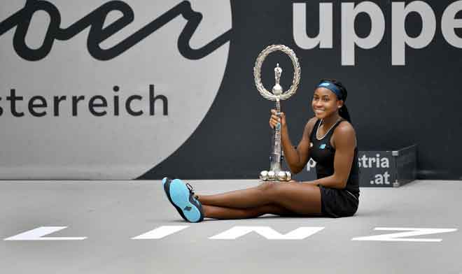   Gauff memberikan ‘pose’ istimewa bersama trofi ketika merikan kejayaan memenangi kejuaraan WTA yang pertama dalam kariernya di Linz, Austria kelmarin. — Gambar AFP 