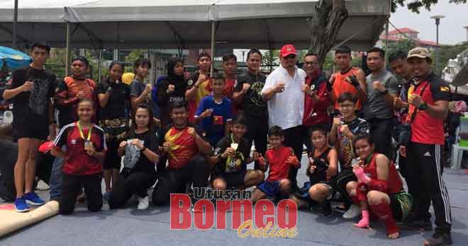  Jumaat (berdiri enam kanan) bersama kontinjen muaythai Sarawak mencapai kejayaan cemerlang pada kejohanan muaythai kebangsaan kelmarin. 