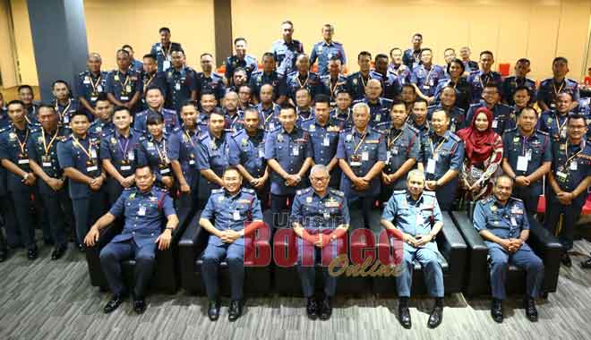  Hamdan merakam kenangan bersama peserta Program Pemantapan Ketua Zon dan Balai Siri 2/2019 Peringkat Borneo di Kuching, semalam.