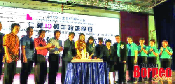  Liau Fui Fui (enam kiri) memotong kek bersama jawatankuasa tertinggi Persatuan Kaunseling Ren Ai Sandakan yang menyambut ulang tahun ke-10.