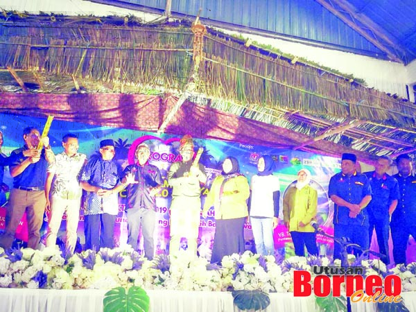  Sarifuddin menyempurnakan acara simbolik perasmian DSBC 2.0 Kg Pasir Putih Baharu Tawau.