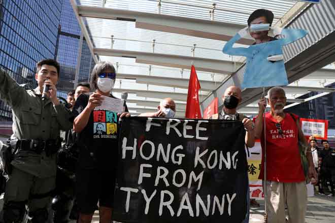  Penunjuk perasaan antikerajaan membawa sepanduk menuntut kebebasan Hong Kong  ketika berhimpun di luar Dewan Perwakilan di Hong Kong, China semalam. — Gambar Ammar Awad/Reuters