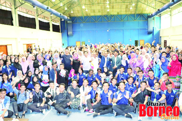  Sebahagian pelajar yang menjayakan Program Diskusi Raja Berperlembagaan yang diadakan di Dewan Utama Universiti Malaysia Sabah, Kampus Antarabangsa Labuan, kelmarin, bergambar kenangan bersama Supian, Zamri, Mohd Azri dan Mohd Isa.