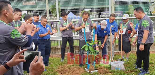  Len menyempurnakan gimik perasmian majlis dengan melakukan upacara menanam pokok.