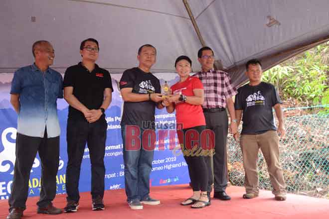  Ahmad (tiga kiri) menyampaikan hadiah kepada salah seorang pemenang Cabaran Padawan Borneo Highland Nature 2019 di kaki bukit Borneo Highland Resort di Padawan semalam. 