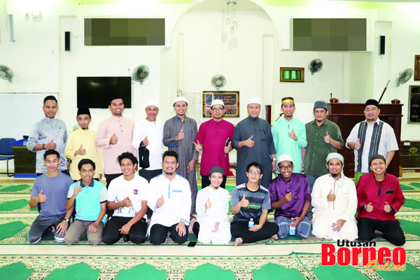  Haji Hasim Bedu (empat kanan), Supian (empat kiri), Zamri (enam kiri) dan Khairul Isham (lima kiri) bergambar kenangan bersama mahasiswa yang menghadiri program Zikir Ul Husna di Masjid Al-Hikmah, UMSKAL.