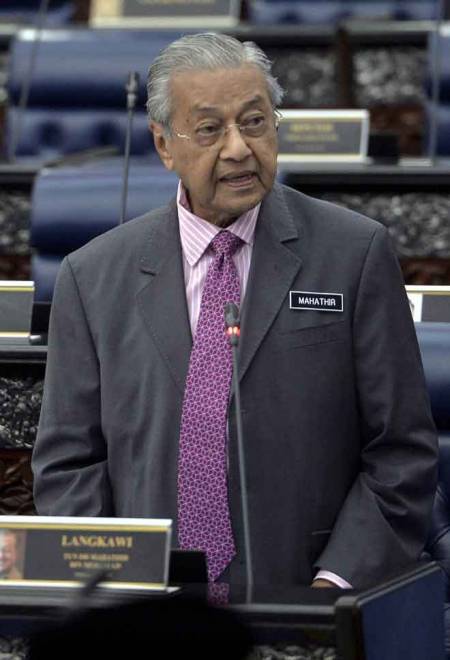  Tun Dr Mahathir ketika menjawab soalan ketika sidang Dewan Rakyat pada Mesyuarat Ketiga, Penggal Kedua Parlimen ke-14 di Bangunan Parlimen semalam. — Gambar Bernama