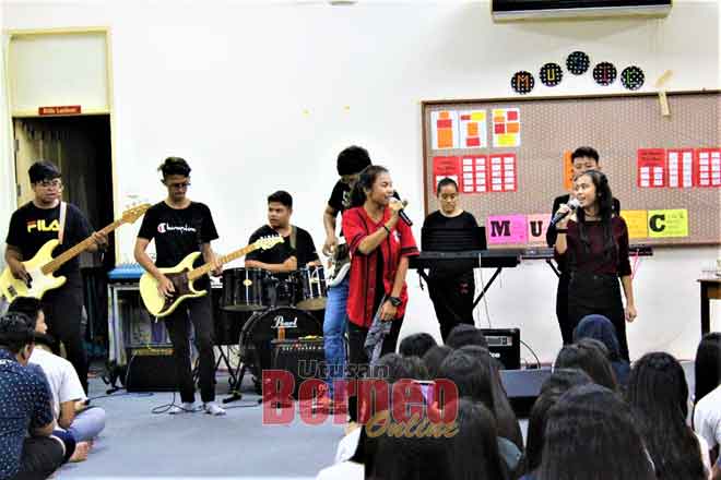  Peserta ketika membuat persembahan pada bengkel muzik SMK Sibu Jaya, kelmarin.