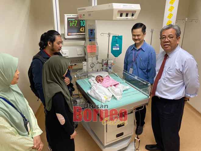  Ahmad Johnie (kanan) melawat Aqinnah Sofea, bayi Ahmad Nazren dan Rostina yang mengalami masalah kesihatan usus bocor sejak lahir di Hospital Sungai Buloh, Selangor kelmarin.