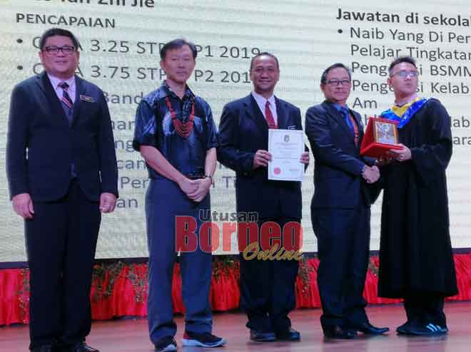  Fred (dua kanan) menyampaikan anugerah kepada salah seorang graduan pada Majlis Graduasi tersebut. 