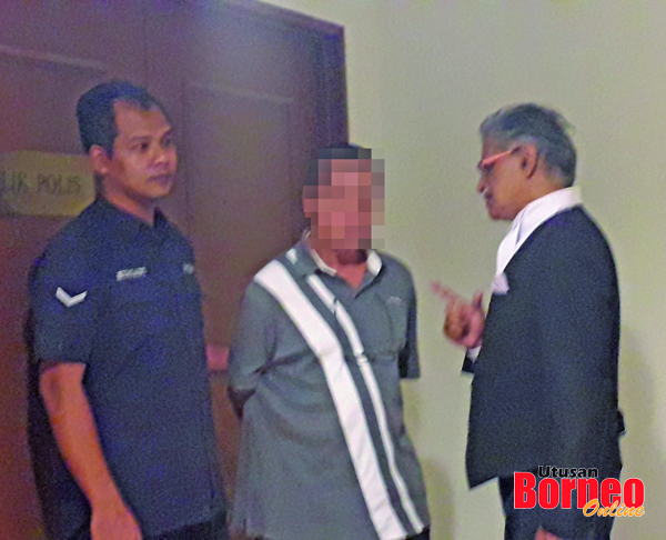  Bujet (tengah) diiringi anggota polis sedang mendengar penjelasan Rakhbir (kanan).