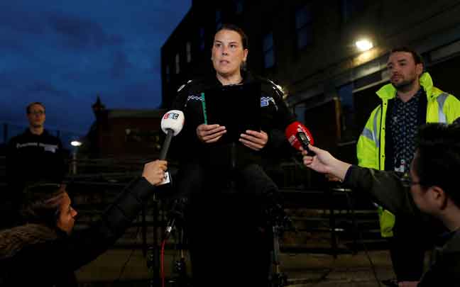  Timbalan Ketua Konstabel Pippa Mills dari Polis Essex bercakap di luar balai polis Grays selepas 39 mayat ditemui di dalam trak di Grays, Essex, Britain kelmarin. — Gambar Peter Nicholls/Reuters