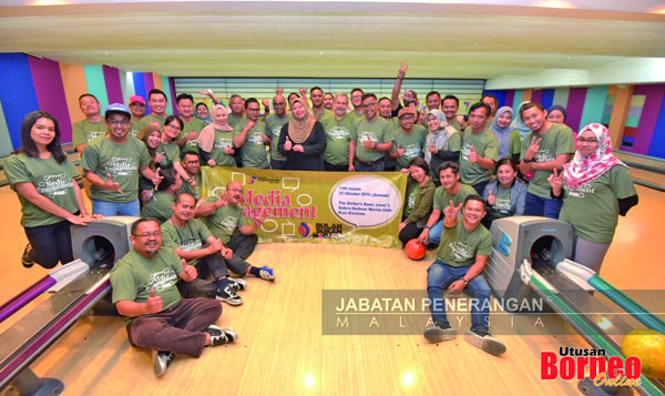  Norzawiyah (tengah) bersama para pengamal media merakam gambar kenangan pada program itu.