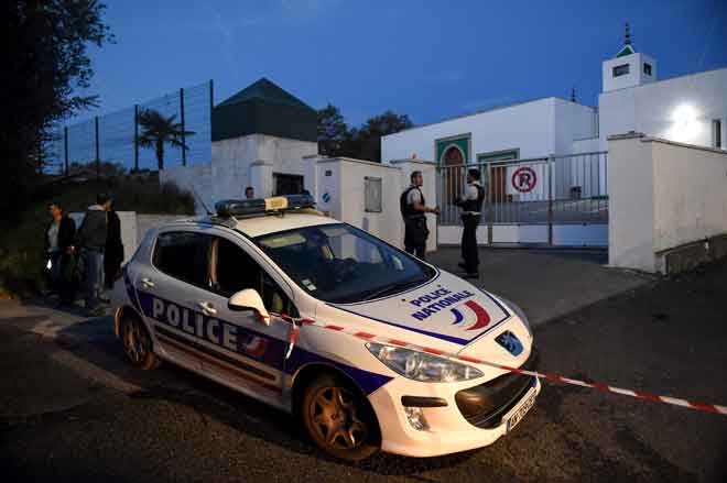  Pegawai polis berkawal di hadapan masjid di bandar Bayonne, Perancis kelmarin selepas seorang lelaki warga emas melepaskan tembakan rambang dan mencederakan dua orang. — Gambar Gaizka Iroz/AFP
