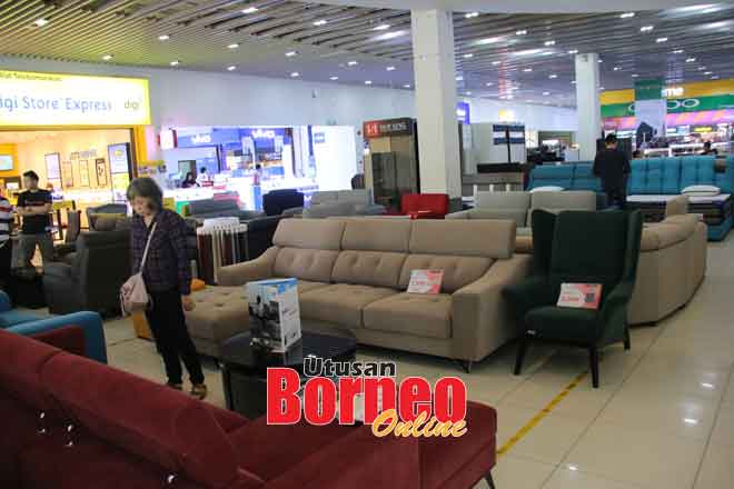  Ekspo perabot Hup Seng Furniture Showroom di tingkat bawah Star Mega Mall. 