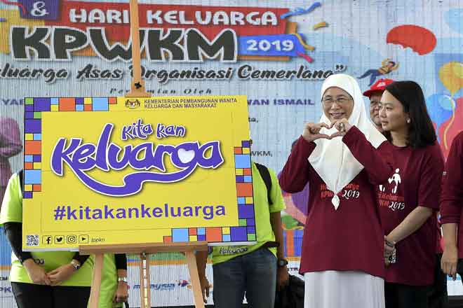 Dr Wan Azizah merasmikan Bulan Keluarga Kebangsaan 2019 pada Sambutan Hari Keluarga Peringkat Kementerian Pembangunan Wanita, Keluarga dan Masyarakat (KPWKM) di KPWKM di Putrajaya, semalam. — Gambar Bernama