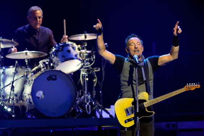  Gambar fail yang diambil pada 11 Julai 2016 menunjukkan  Springsteen membuat persembahan bersama  The E Street Band di AccorHotels Arena di Paris. Walaupun lagu-lagu Springsteen adalah bahagian yang bertenaga dalam buku lagu kontemporari di Amerika, dia kerap menggunakan lirik-liriknya untuk menyuarakan keraguannya yang mendalam tentang ungkapan ‘American dream’. — Gambar AFP