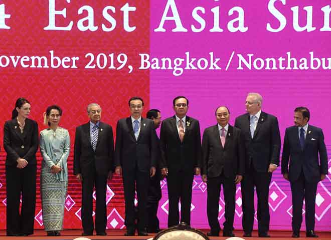  Tun Dr Mahathir (tiga kiri) bergambar kenangan bersempena Sidang Kemuncak ASEAN ke-35 di Bangkok, semalam. — Gambar Bernama