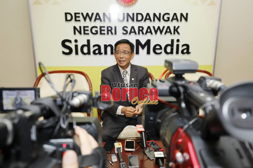 Abdul Karim pada sidang media di Dewan Undangan Negeri di sini, hari ini. - Gambar oleh Chimon Upon