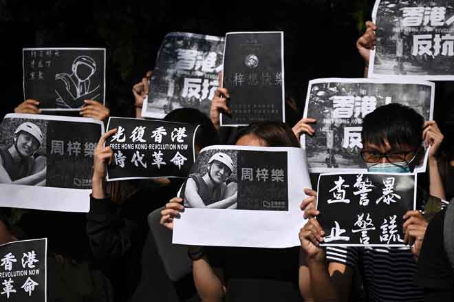  Sekumpulan pelajar Universiti Sains dan Teknologi Hong Kong memegang gambar               Chow ketika menyertai rali antikerajaan di Hong Kong, China semalam. — Gambar Philip Fong/AFP