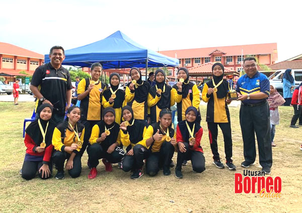  Pasukan bola baling SK Sg Lada.