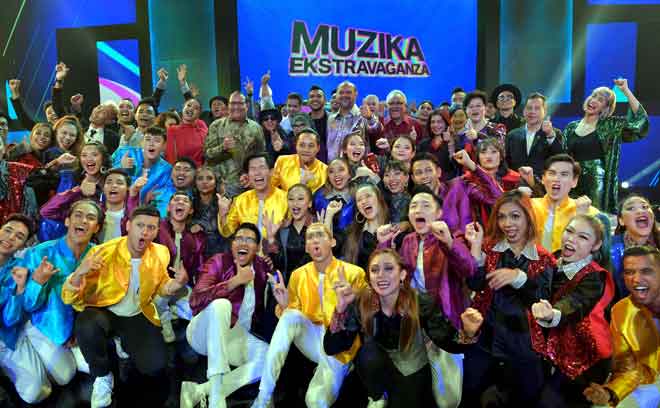  Gobind dan S. Iswaran bergambar bersama artis dari Malaysia dan Singapura selepas berakhirnya Muzika Ekstravaganza baru-baru ini. — Gambar Bernama