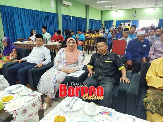  Rohani (tengah), Hamdan (kanan), Mas Shamsiah (kiri) dan Mohd Ashree (dua kiri) antara tetamu yang hadir pada majlis berkenaan.