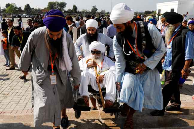  Penganut Sikh dari India berduyun-duyun melawat Gurdwara Darbar Sahib di Kartarpur, Pakistan kelmarin. — Gambar Reuters