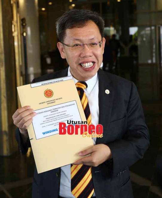  Dr Sim memegang teks ucapan penggulungan bagi Kementerian Perumahan dan Kerajaan Tempatan Sarawak.