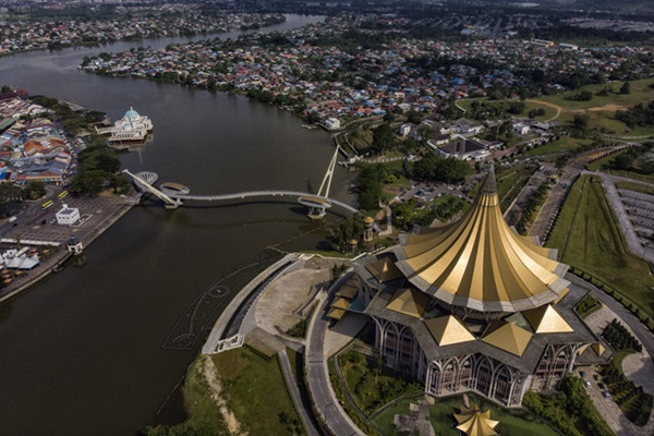 Pemandangan Bangunan Dewan Undangan Negeri (DUN) Sarawak dari atas - Gambar fail Bernama