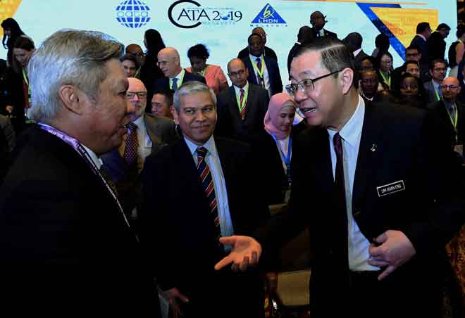  Lim (kanan) bercakap dengan ketua pegawai eksekutif Inland Revenue Board Malaysia Datuk Seri Sabin Samitah selepas Persidangan Teknikal Tahunan Persatuan Pentadbir Cukai (CATA) 2019 di George Town, semalam. — Gambar Bernama