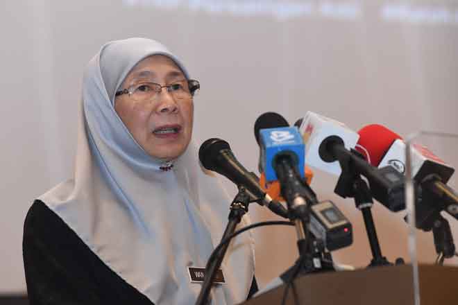  Dr Wan Azizah menyampaikan ucapan penutup Simposium Persaingan Setara Kos Sara Hidup semalam. — Gambar Bernama