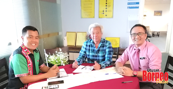  Johnson (tengah) mengadakan perbincangan dengan Jumar (kiri) dan Suppary di Kota Kinabalu berhubung pembangunan sukan tenis Sabah.